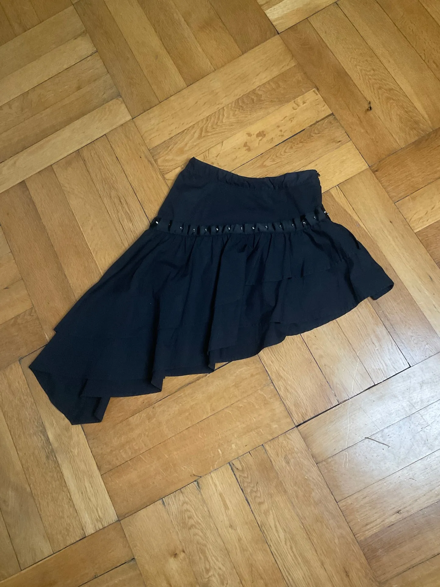       Asymmetrical skirt    