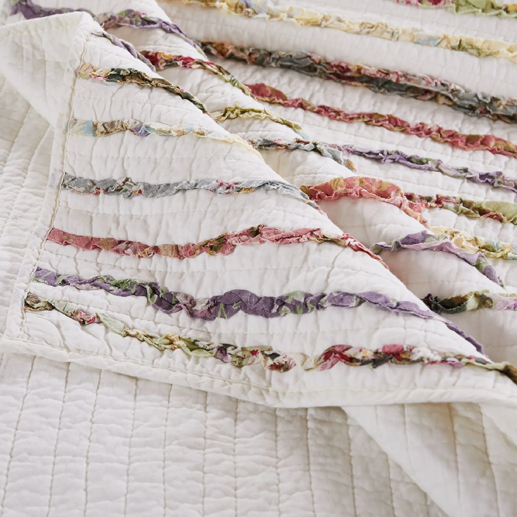 Bella Ruffle Quilt And Decorative Pillow Set
