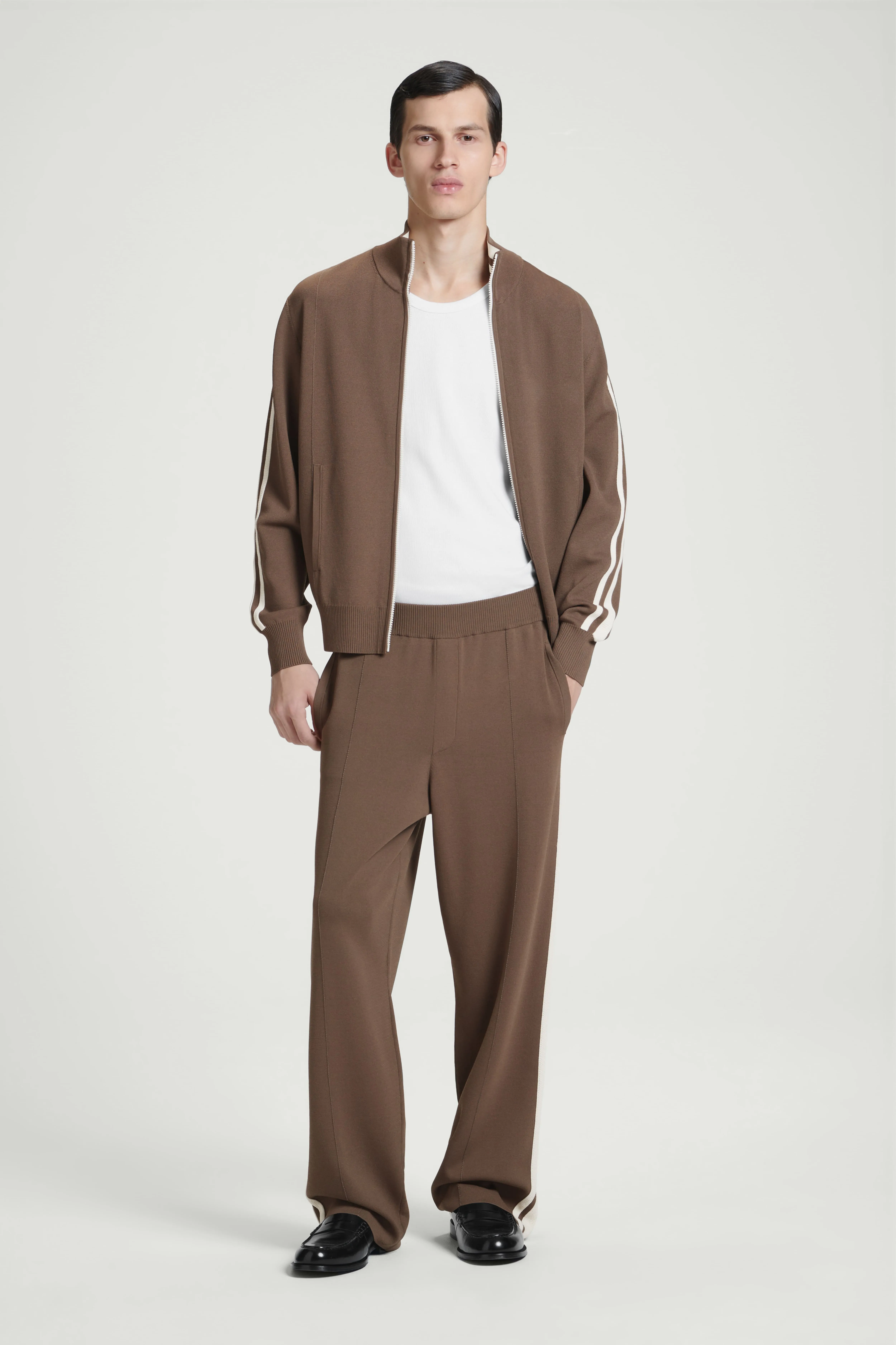 CONTRAST-STRIPE KNITTED JOGGERS - Regular waist - Long - BROWN / IVORY - Men | H&M GB
