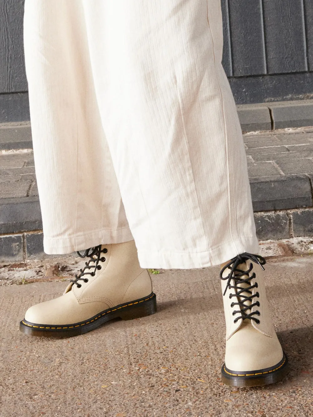 DR MARTENS MENS DR MARTENS 1460 SMOOTH - CLEARANCE