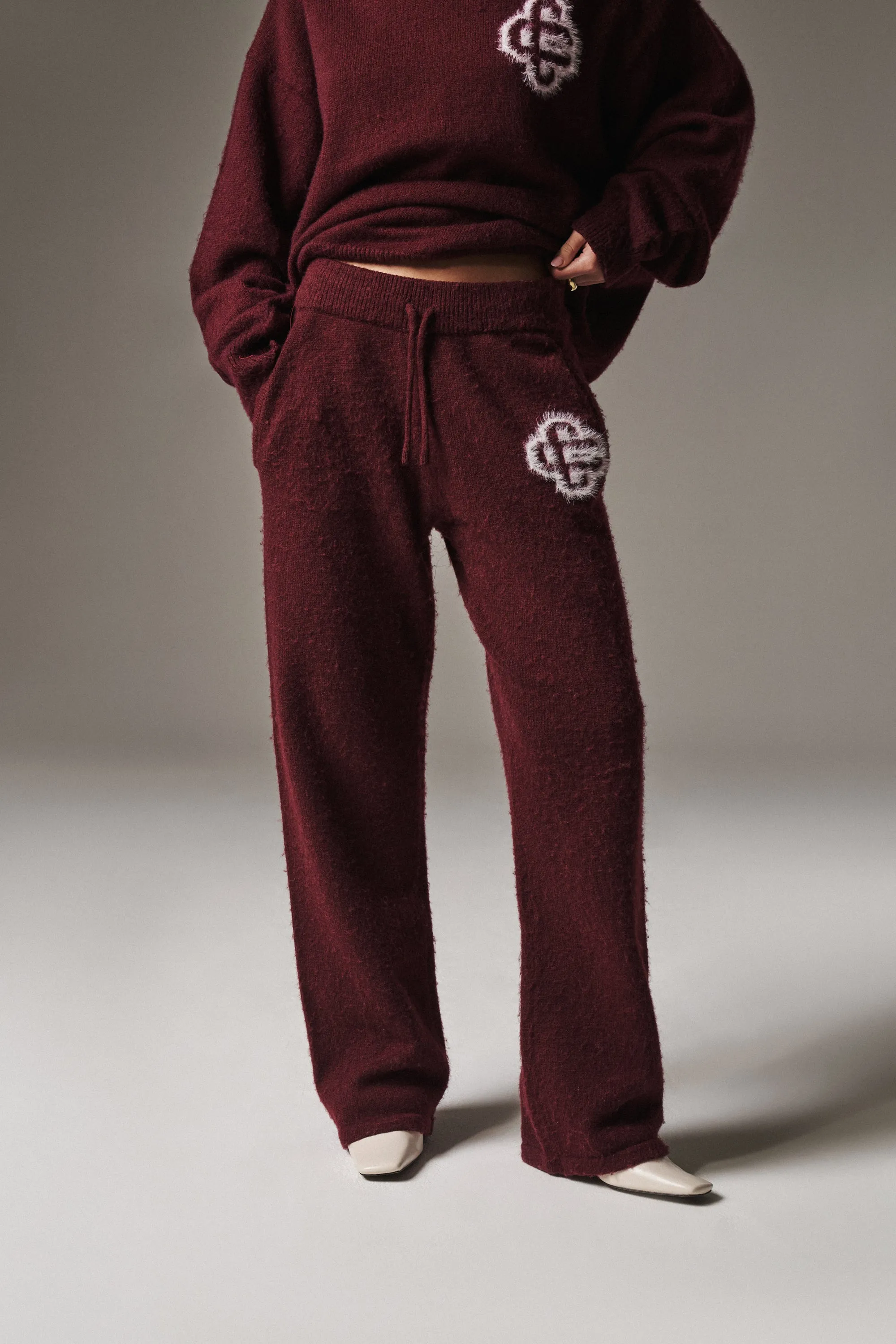 FLUFFY EMBLEM KNITTED JOGGERS - BURGUNDY