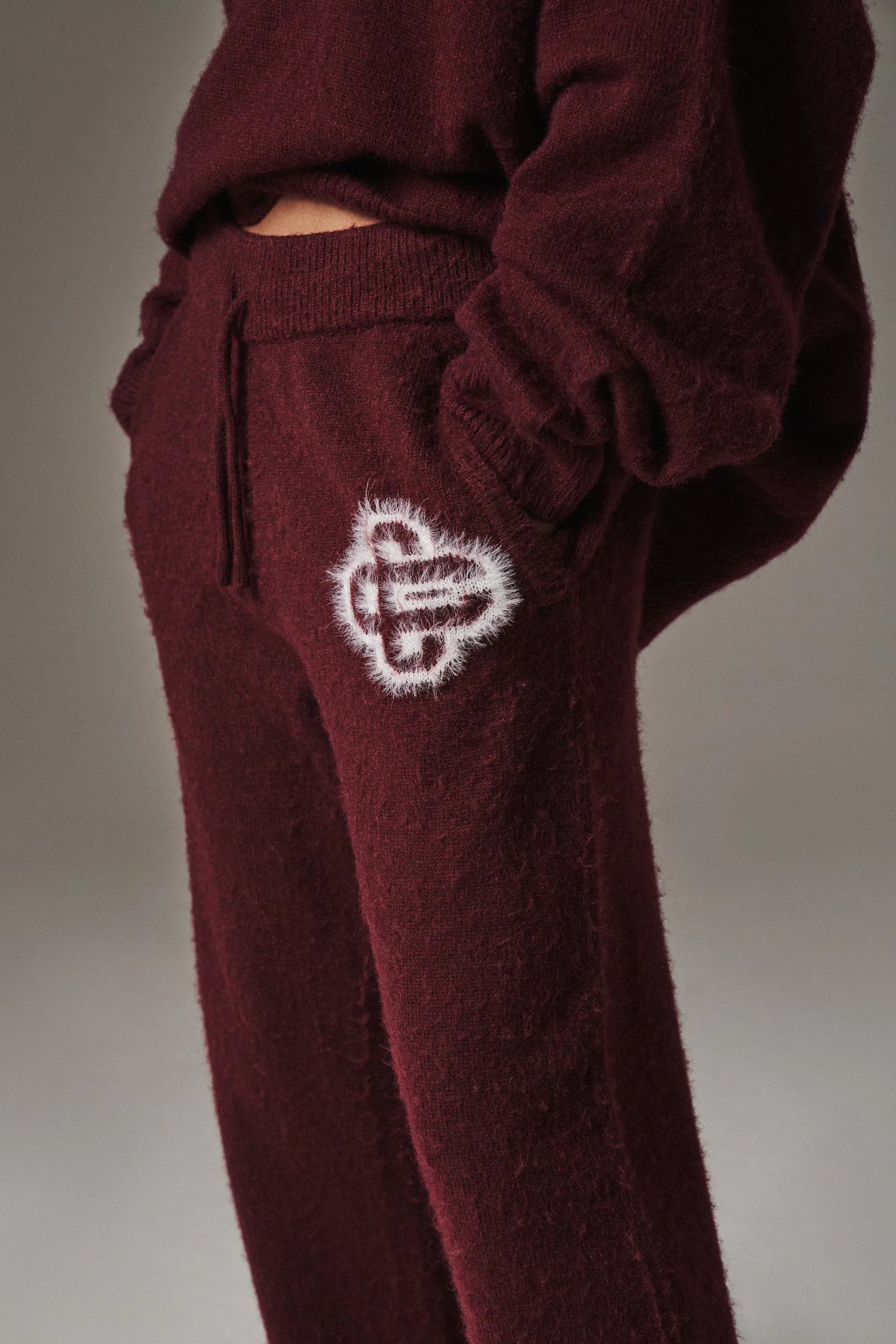 FLUFFY EMBLEM KNITTED JOGGERS - BURGUNDY