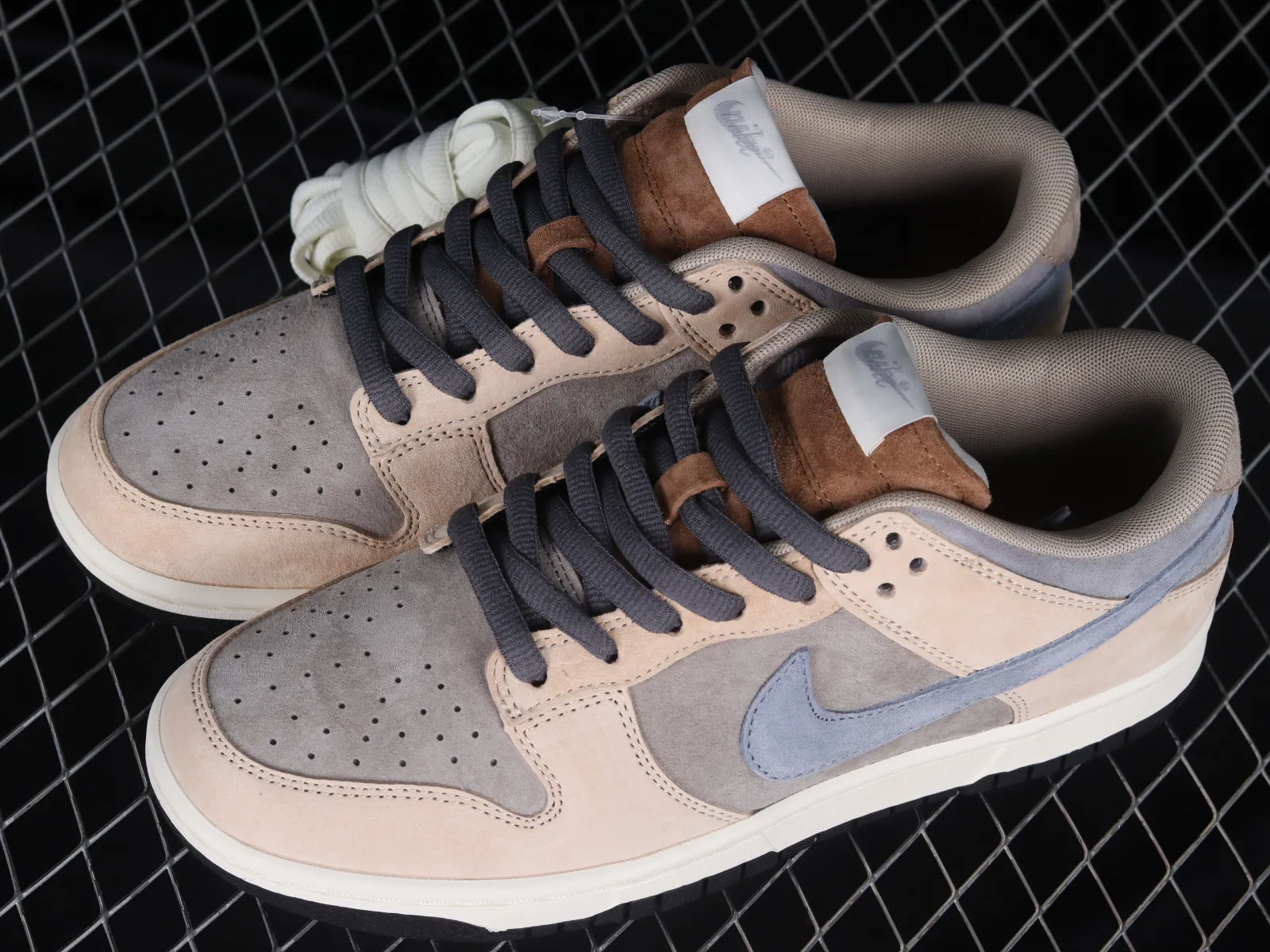 Otomo Katsuhiro x Nike SB Dunk Low Steamboy OST Grey Blue CV1026-052