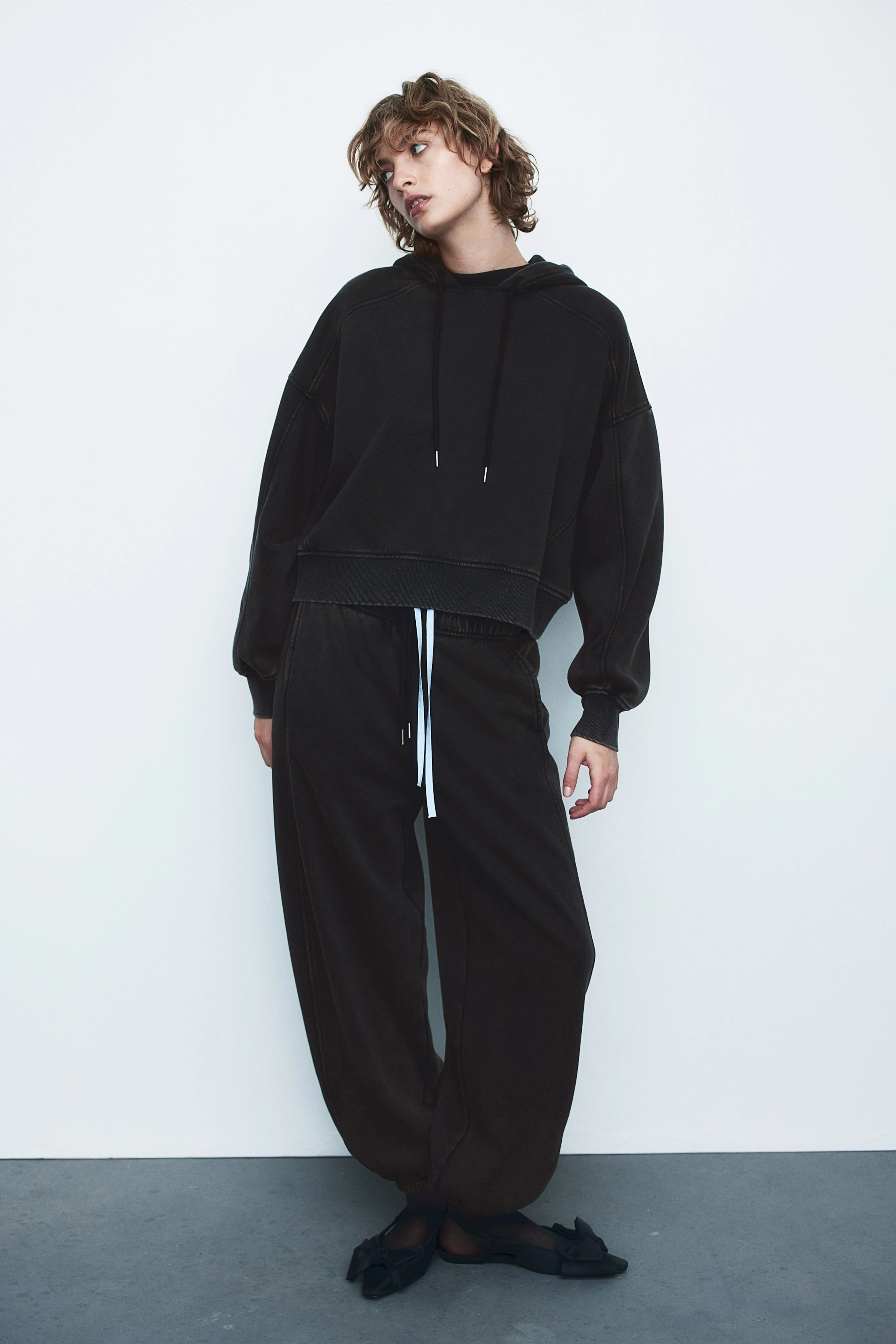 Oversized washed-look hoodie - Round neck - Long sleeve - Black - Ladies | H&M GB