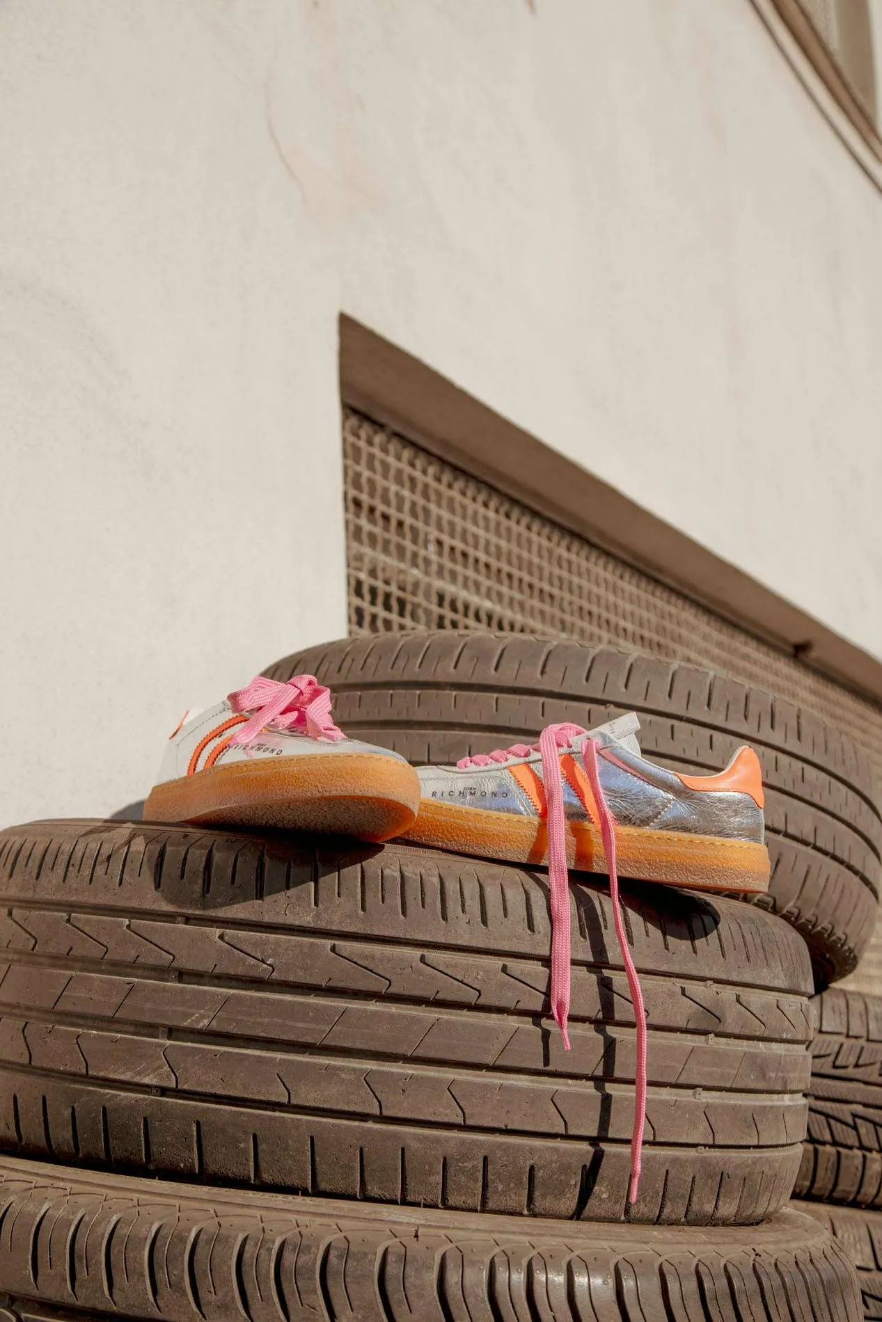 Tricolor sneakers with logo and side bands