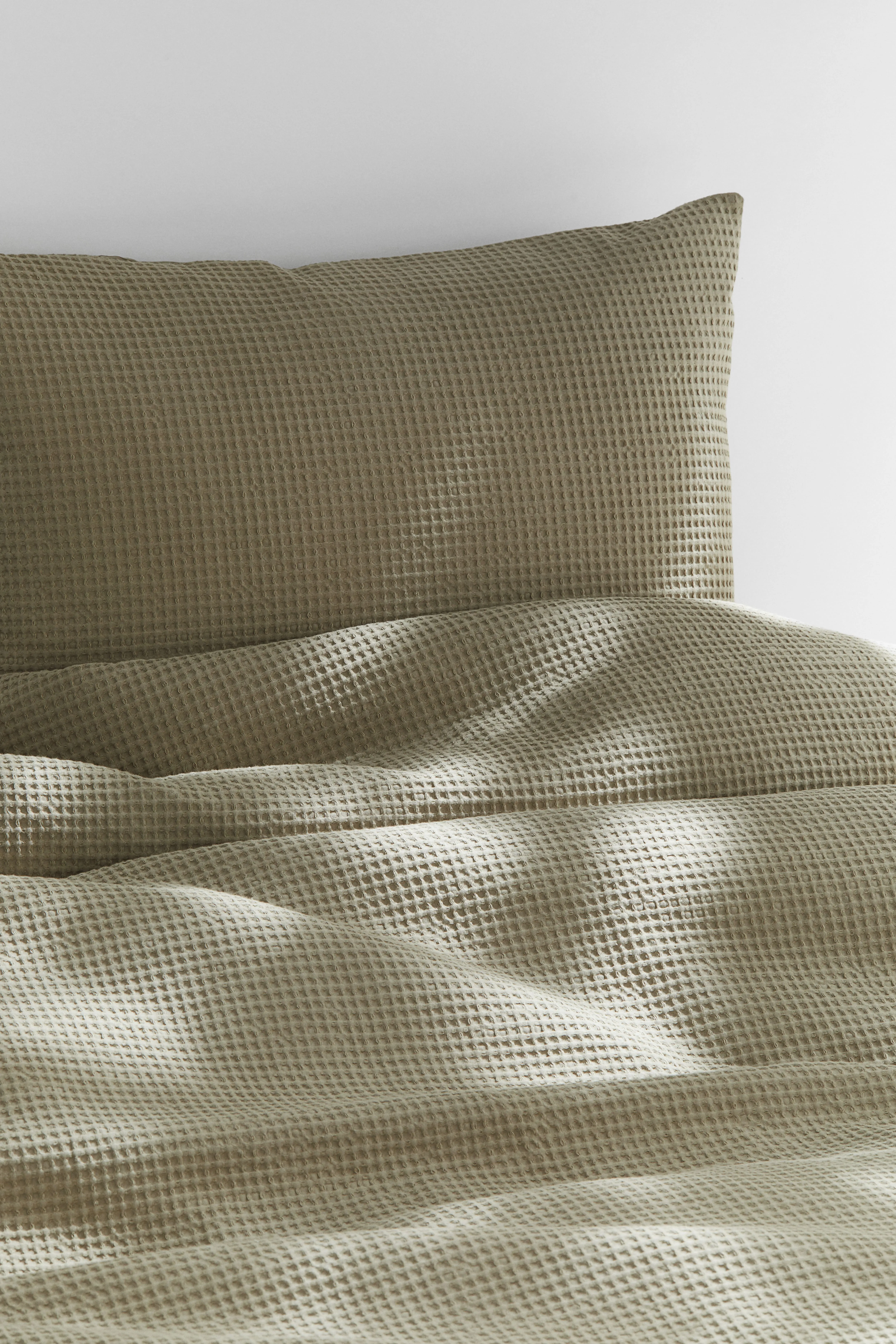 Waffled single duvet cover set - Light khaki green - Home All | H&M GB