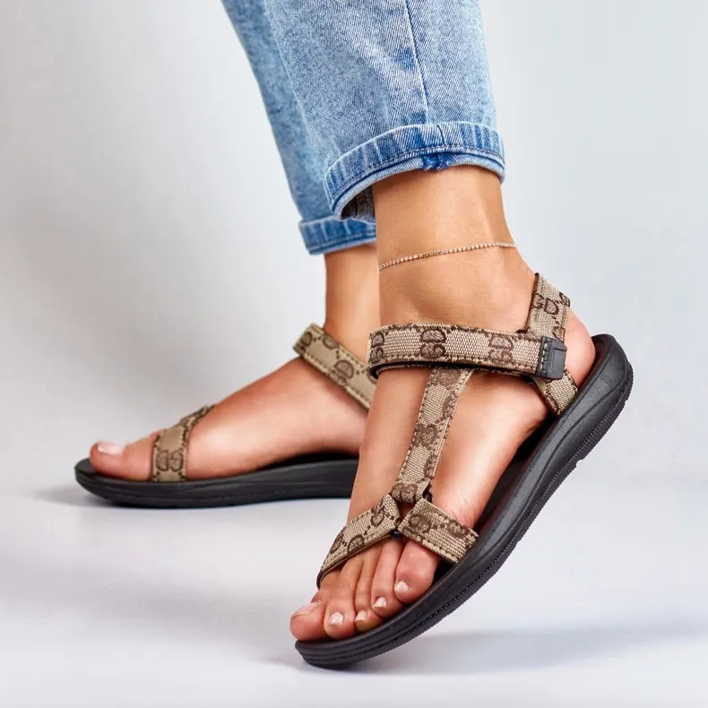 Women's sandals with a flat sole beige