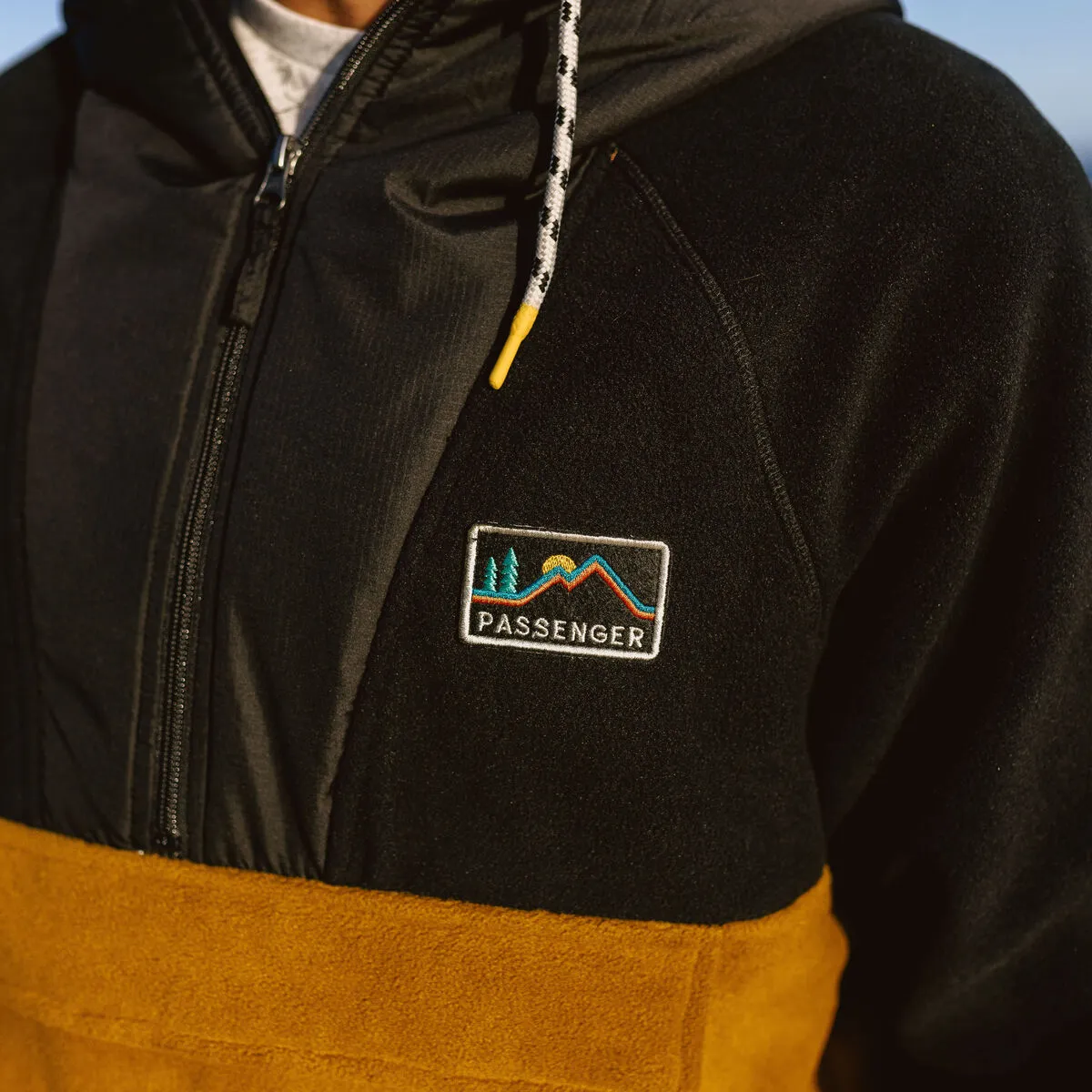 Woodland Hooded 1/2 Zip Recycled Polar Fleece - Black/Golden Brown